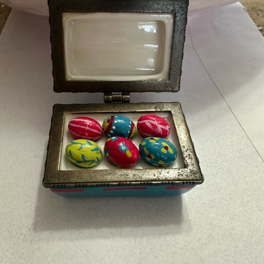 Vintage trinket porcelain Easter egg hinged decorative box.
